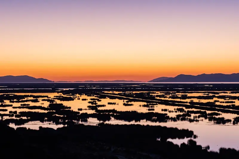Amanecer sobre el Lago Titicaca y los totorales cerca de Puno