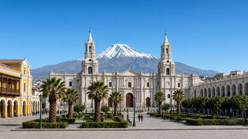 Catedral de Arequipa na Plaza de Armas com o vulcão Misti ao fundo