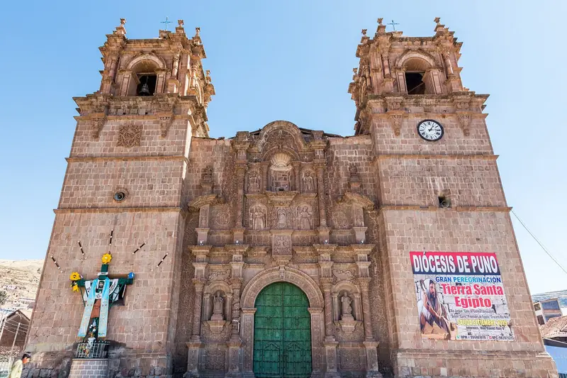 Fachada barroca de piedra de la Catedral de Puno