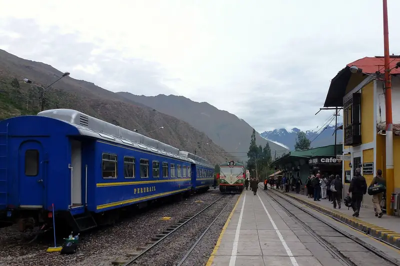Tren azul detenido en la estación de Ollantaytambo