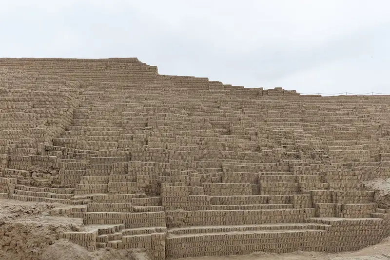 Pirâmide de adobe da Huaca Pucllana, em Miraflores