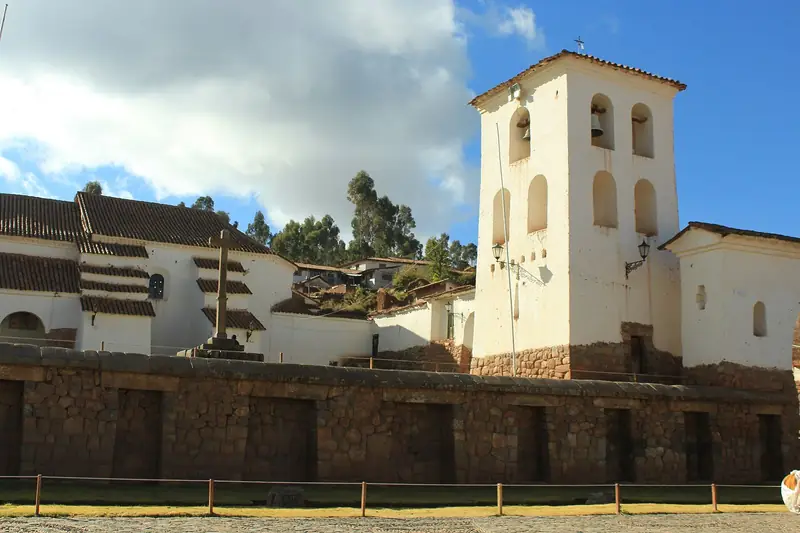 Iglesia colonial de Chinchero sobre muros incas