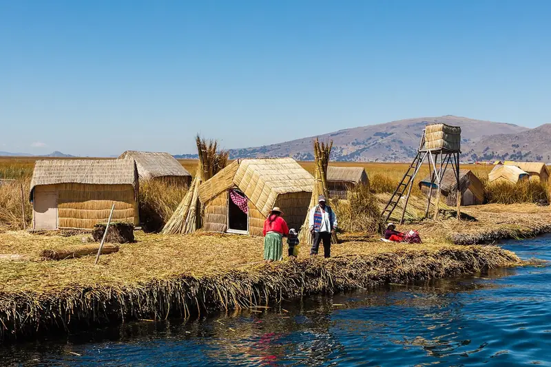 Casas de totora en las islas flotantes de los Uros, en el Lago Titicaca