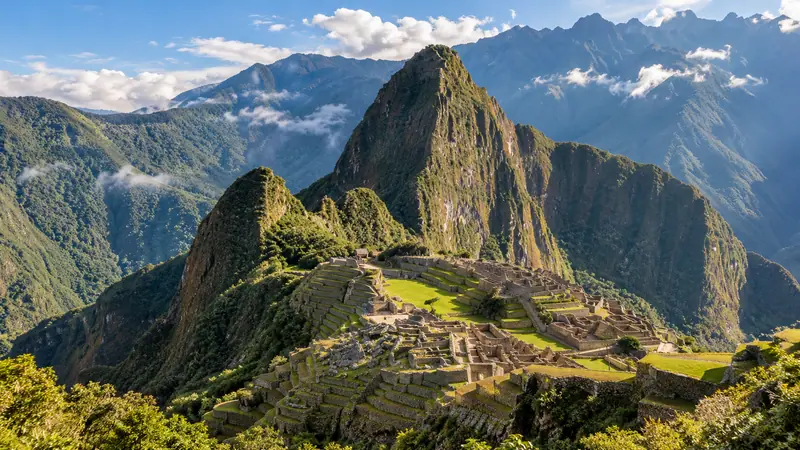 Cidadela de Machu Picchu e Huayna Picchu entre montanhas verdes