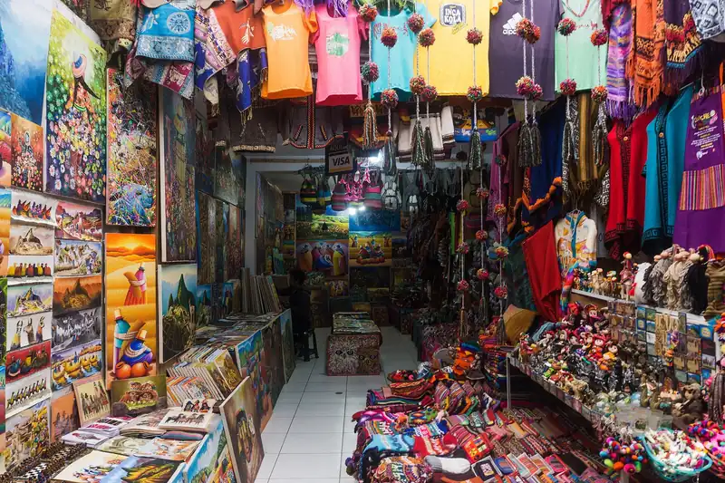 Puesto de tejidos y artesanía en el mercado de Písac