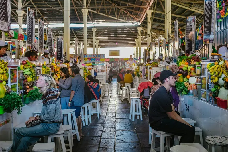 Bancas de comida e frutas no Mercado San Pedro, em Cusco