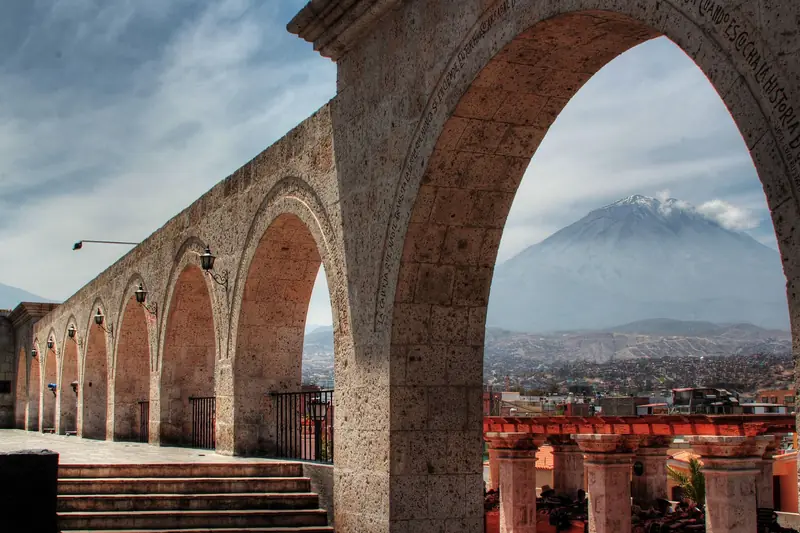Arcos del mirador de Yanahuara con el volcán Misti al fondo