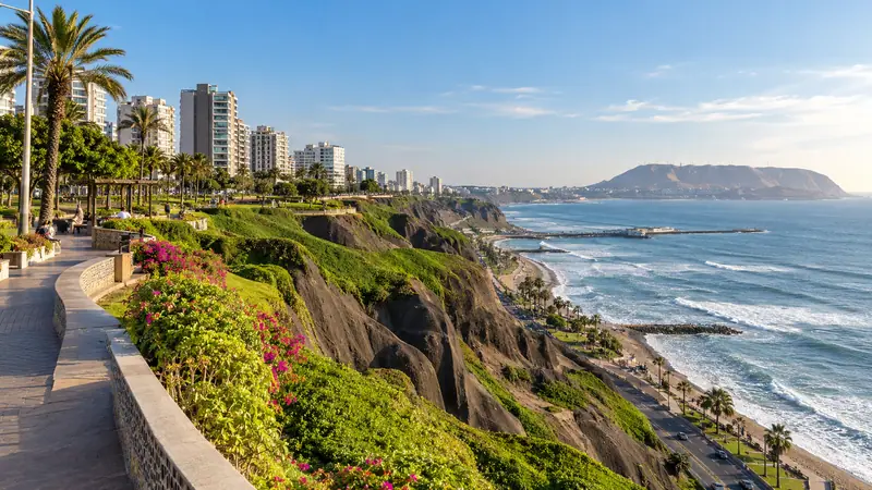 Falésias verdes e malecón de Miraflores, em Lima, sobre o Pacífico