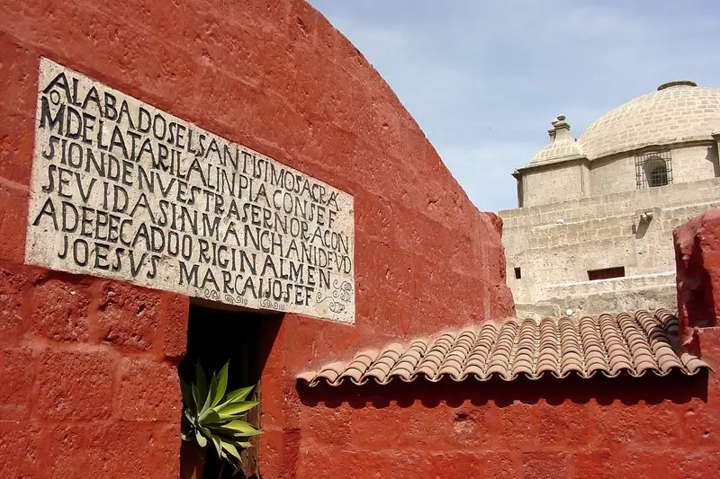 Muros rojos y cúpula en el Monasterio de Santa Catalina, en Arequipa