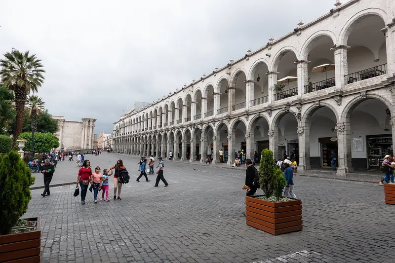 Portales de sillar blanco en la Plaza de Armas de Arequipa