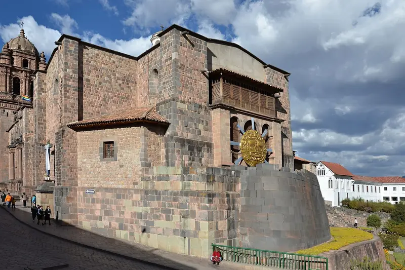 Qorikancha: muros incas sob a igreja e o convento de Santo Domingo, em Cusco