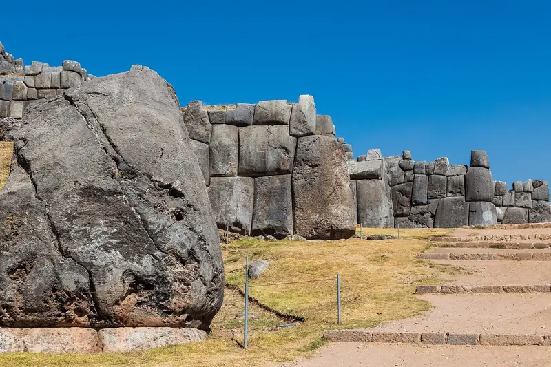 Muralhas incas de pedra de Sacsayhuamán, na parte alta de Cusco