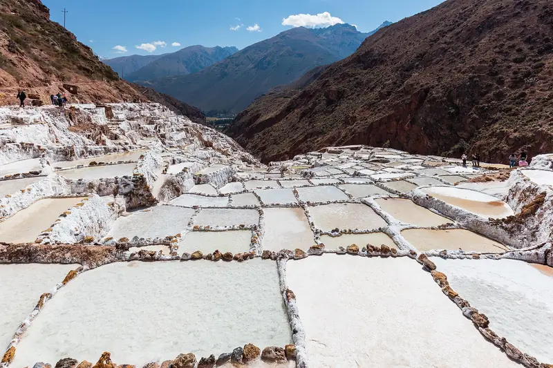 Salineras de Maras: pozas de sal escalonadas en la ladera del Valle Sagrado