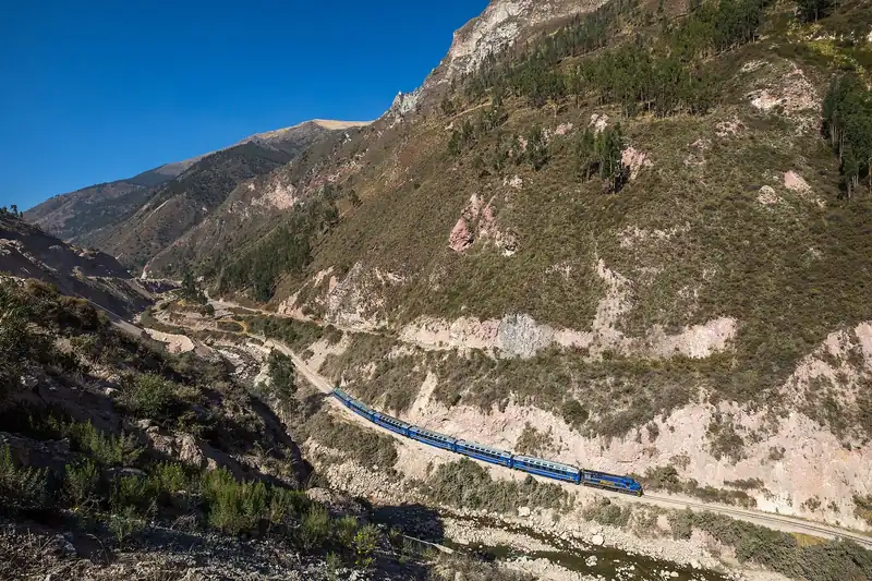 Trem Vistadome da PeruRail no vale do Urubamba, trecho Poroy–Ollantaytambo