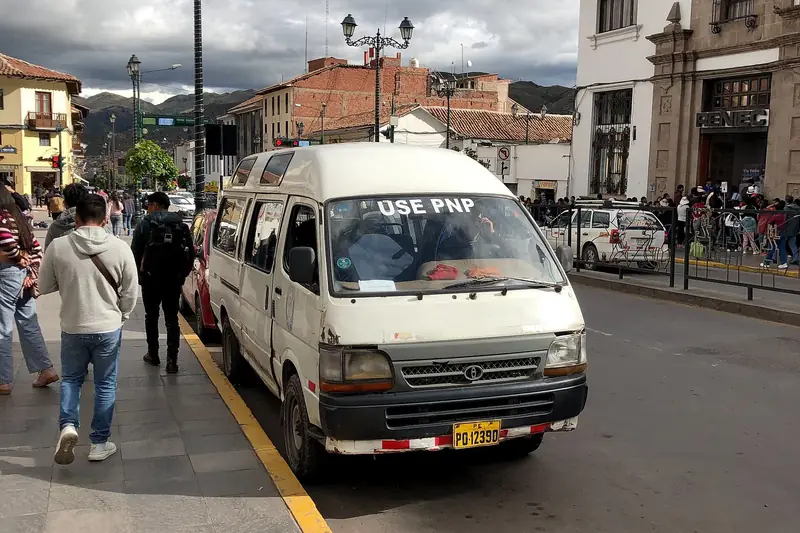 Van de transporte en una calle del Cusco